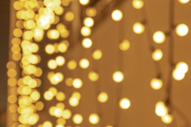 Psikedelik renkli ışıltılı arkaplan ve mükemmel arka plan olarak renkli noktalar, kutlama ve güzel bulanık ışık gibi mutlu yeni yıl notları ile neşeli bokeh arka plan.