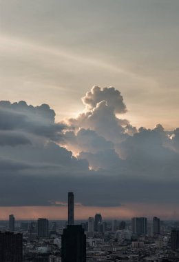Bangkok, Tayland - 23 Ağustos 2021: Asya 'daki büyük metropol şehri üzerinde güzel bir günbatımı manzarası. Arka planda yüksek bina ve gökdelen var. Monoton, özellikle odak yok..