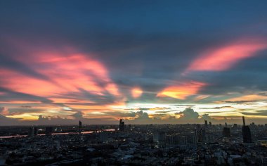 Bangkok, Tayland -17 Eylül 2021: Bangkok şehrinin gökdelenleri üzerinde alacakaranlıkta parlayan parlak ışıklarla fantastik renkli günbatımı gökyüzü şehre modern bir tarz kazandırıyor. Boşluğu kopyala, Seçici odak.
