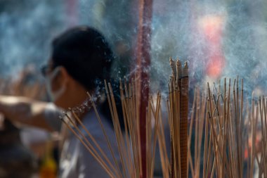 Bangkok, Tayland - 16 Şubat 2020: Wat Mangkon Kamalawat 'taki bir tapınakta tütsü tenceresinde tütsüyle yanan tütsü. Çok fazla duman var. Seçici odak.