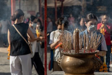 Bangkok, Tayland - 16 Şubat 2020: Wat Mangkon Kamalawat 'taki bir tapınakta tütsü tenceresinde tütsüyle yanan tütsü. Çok fazla duman var. Seçici odak.