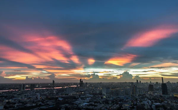バンコク タイ2021年9月17日 バンコク市内の高層ビルの上の幻想的なカラフルな夕日の空 夕暮れ時に明るい光が街に現代的なスタイルを与えます コピースペース 選択フォーカス — ストック写真