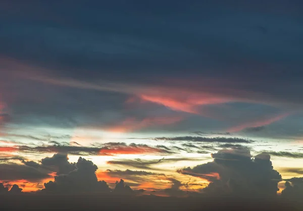 幻想的なカラフルな夕日の空 夕暮れ時の劇的で素晴らしい雲 雄大な濃い青の空の自然背景 夏の季節のカラフルな雲 コピースペース 選択的なフォーカス — ストック写真
