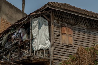 Bangkok, Tayland - Jan 09, 2019: Eski geleneksel ahşap evin giysilerinin kurutulduğu balkon.