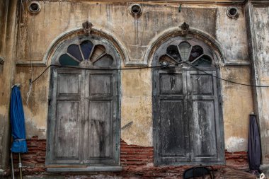 Bangkok, Tayland - Ocak 09, 2019: Eski duvarda ahşap vintage pencere, Batı mimari tarzı, Seçici odaklanma.