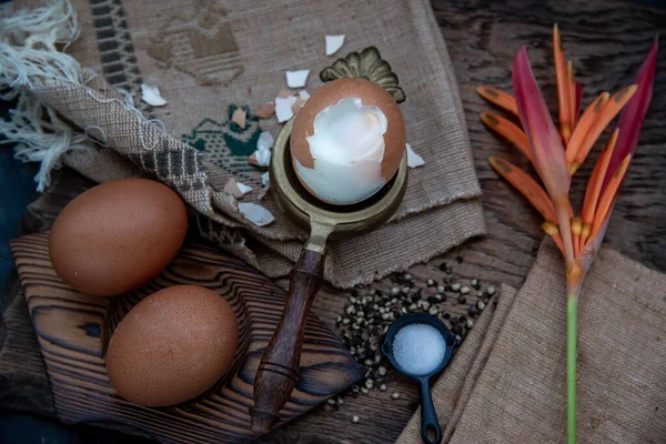煮熟的鸡蛋加盐和胡椒配以精美的木制背景 营养理念 从顶部斜视 — 图库照片