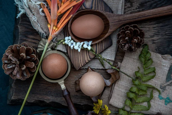 精美木制背景的新鲜鸡蛋 营养概念 选择性聚焦 从顶部看 — 图库照片