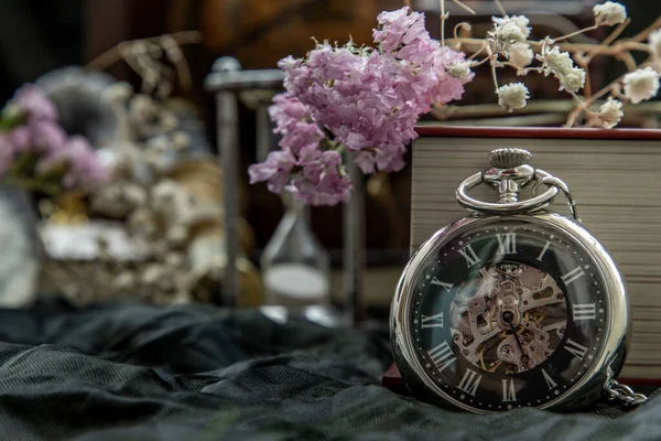 懐中時計 暗い背景に古い本 砂時計 ヴィンテージ双眼鏡と世界の机の地球のぼやけスタック 旅と学習のコンセプト ヴィンテージスタイル — ストック写真