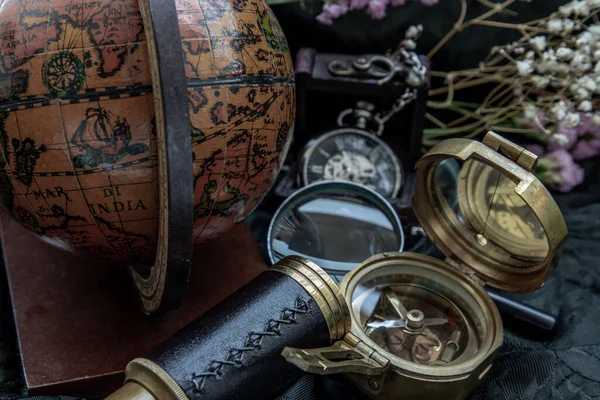 Reizen Avontuur Concept Achtergrond Zakhorloge Verrekijker Antiek Kompas Globe Vergrootglas — Stockfoto