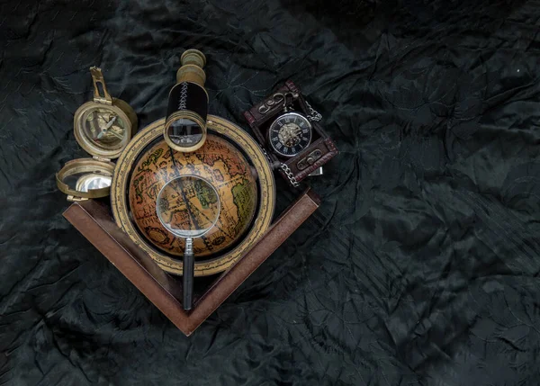 Reizen Avontuur Concept Achtergrond Zakhorloge Verrekijker Antiek Kompas Globe Vergrootglas — Stockfoto