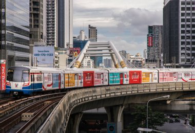Bangkok, Tayland - Ekim 03, 2020: BTS Sky Train Bangkok 'un merkez iş bölgesindeki skycraper iş binasının içinden geçiyor. Seçici odak.