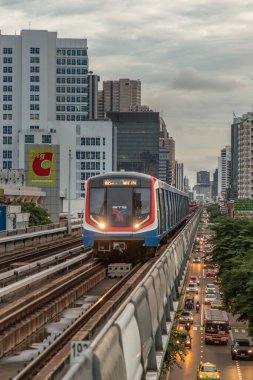 Bangkok, Tayland - Ekim 03, 2020: BTS Sky Train Bangkok 'un merkez iş bölgesindeki skycraper iş binasının içinden geçiyor. Seçici odak.