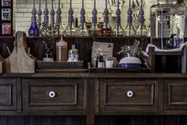 Bangkok, Tayland - 23 Kasım 2019: Petit Peyton Seyahat Kafe 'nin iç mimari ve dekorasyon barı ve tezgahı..