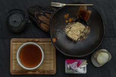 Japon geleneksel atıştırmalıkları: Warabi mochi çeşitleri geleneksel Japon çayı, Japon şekerlemeleri, Japon tatlıları, Top view, Seçici odaklanma. (Paket kağıdı - Japonca Josui-ünlü bir şekerleme seçimi olarak çevrilebilir.).