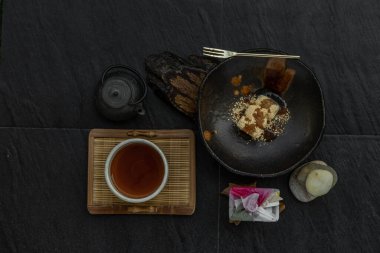 Japon geleneksel aperatifleri: Warabi mochi çeşitleri geleneksel Japon çayı, Japon şekerlemeleri, Japon tatlıları, Kopya alanı, Seçici odak. (Paket kağıdı - Japonca Josui-ünlü bir şekerleme seçimi olarak çevrilebilir.).