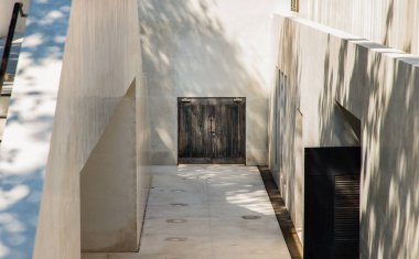 Beyaz duvar arka planında eski bir ahşap kapı. Boşluğu kopyala, Seçici odak.