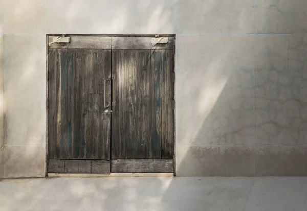 Stare Drewniane Drzwi Vintage Białym Tle Ściany Przestrzeń Kopiowania Ostrość — Zdjęcie stockowe