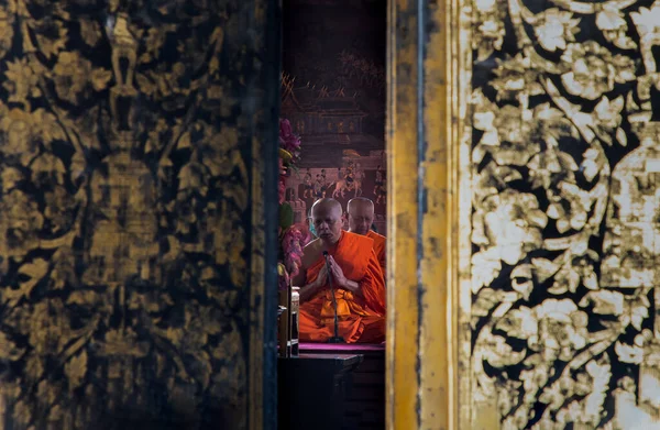 Bangkok Tailândia Novembro 2020 Olhando Através Porta Ajar Monges Budistas — Fotografia de Stock