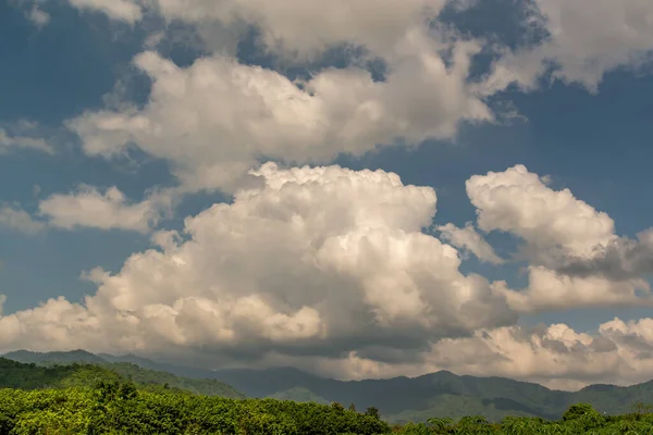 Campo Verde Pasarela Tailandia Dramático Telón Fondo Montaña Cielo Azul —  Fotos de Stock