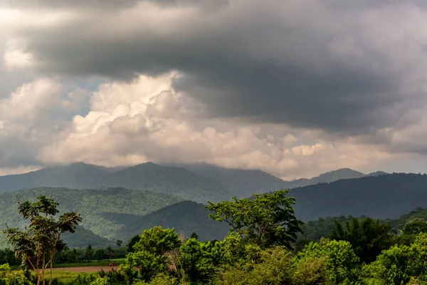 Πράσινο Πεδίο Και Διάδρομος Στην Ταϊλάνδη Δραματικό Φόντο Του Βουνού — Φωτογραφία Αρχείου