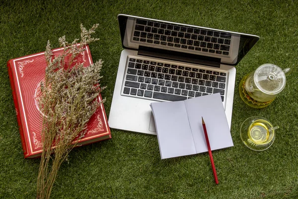 Prázdný Zápisník Penciálem Pro Plánování Prací Notebooku Parku Koncept Pro — Stock fotografie