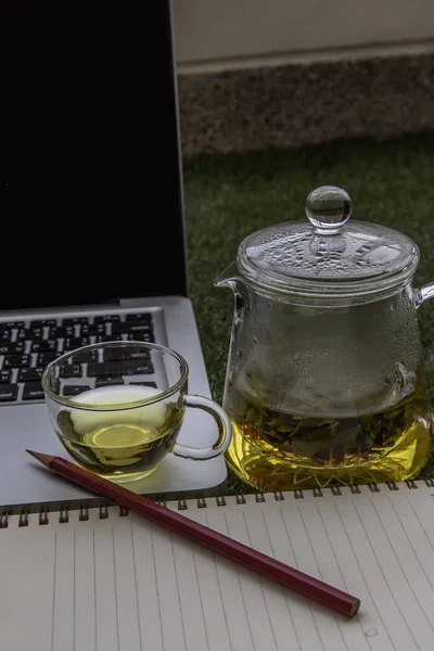 Entspannte Zeit Bei Einer Tasse Tee Arbeitsbereich Mit Laptop Teetasse — Stockfoto