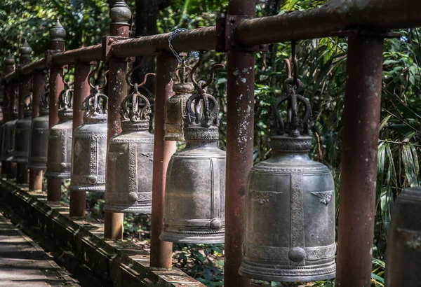 Vele Metalen Klokken Opknoping Een Rij Houten Pilaren Buiten Thai — Stockfoto