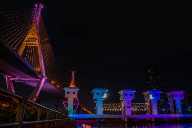 Samutprakan, tayland - jun, 2019 : Bhumibol Köprüsü de tesadüfen gece sahnesinde spot ışığı ile aydınlatmak ile Endüstriyel Çevre Yolu Köprüsü olarak çağrı, Samut Prakarn, Tayland