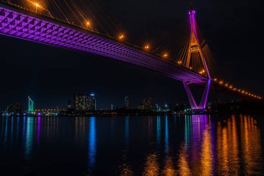 Samutprakan, Tayland-Jun, 2019: Bhumibol Köprüsü 'nün alacakaranlık sahneleri, endüstriyel çevre yolu köprüsü olarak da bilinen 13 km 'dir. Köprü Chao Phraya Nehri iki kez geçiyor.