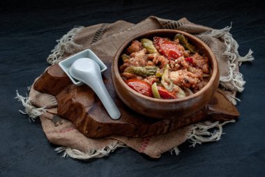 Çin mutfağı - Ekşi tatlı soslu, ahşap kasede kızartılmış balık. Yukarıdan belirsiz görünüm.