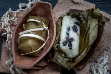 Khao Tom mat, bir Laos ve Tayland tatlısı baharatlı buharda pişmiş pilav muz yapraklarına sarılı normalde özel durumlar ya da erdemler için muz ve siyah fasulye ile doldurulmuş yapışkan pirinçli fasulye..