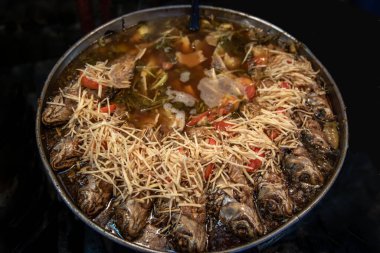 Ekşi turşulu gümüş balık hardal ve Çin usulü çorba ile zencefil. Yukarıdan belirsiz görünüm, Seçici odak.