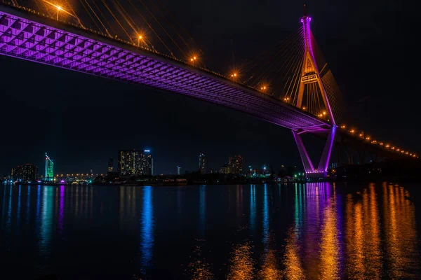 泰国萨穆特普拉坎 2019年 普密蓬大桥的暮光之城场景 也被称为工业环路桥是13公里的一部分 这座桥两次穿过湄南河 — 图库照片