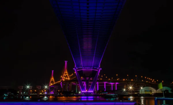 2019年10月27日 被称为工业环路大桥 Industrial Ring Road Bridge 的普密蓬大桥 Bhumibol Bridge 的暮色场景是13公里的一部分 — 图库照片