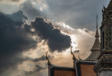Bangkok, Tayland 27 Ekim 2019: Tayland tapınağının çatısı, tapınak çatısının tepesindeki güzel güneş alan çatı.