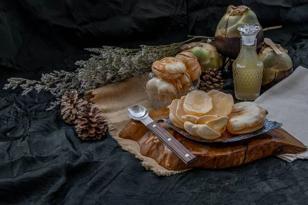 棕榈皮和新鲜的棕榈汁放在深色背景的前面 选择性焦点 — 图库照片