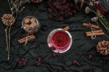 Roselle çayı (Jamaika doru, Rozelle veya hibiscus sabdariffa) kuru roselle ve kahverengi baston şeker küplü. C vitamini ve minerallerle dolu sağlıklı bitki çayı. Sağlık kavramı. Organik ve Yaz içecekleri, İçecekler ve İçecekler, Seçici Odaklanma.