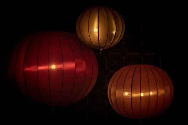 Linterna China Bombilla Sobre Fondo Oscuro Interior Decoraciones Asiáticas —  Fotos de Stock