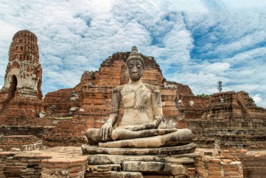 Aytthaya, Tayland, 22 Ağustos 2020: Wat phra mahathat 'da antik Buda heykeli. Tayland 'ın Ayutthaya eyaleti. Seçici odak.