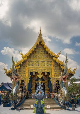 Chiang Rai, Tayland - Sep 05, 2020: Tayland 'daki ünlü Wat Rong Suea Ten Temple (Mavi Tapınak) Budist kilisesinin ayrıntılı heykelleri. Seçici Odaklanma.