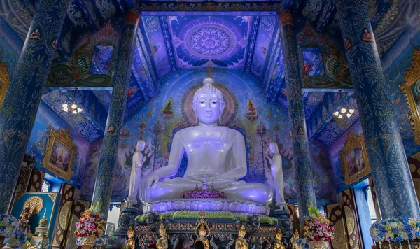 チェンライ 2020年9月5日 タイ北部のチェンライ省に位置する青寺とも呼ばれるワット ロンシー10寺院の仏教教会内の白い巨大な仏像の美しい彫刻 選択的フォーカス — ストック写真