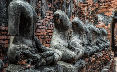 Aytthaya, Tayland, 22 Ağustos 2020: Antik Buda heykeli Ayuthaya ilindeki eski tapınakta hasar gördü. Tayland, Seçici Odaklanma.