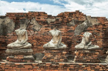 Aytthaya, Tayland, 22 Ağustos 2020: Antik Buda heykeli Ayuthaya ilindeki eski tapınakta hasar gördü. Duvarda mavi gökyüzü arka planı, Tayland, seçici odak noktası olan Buda heykelinin arkası.