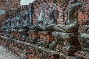 Aytthaya, Tayland, 22 Ağustos 2020: Antik Buda heykeli Ayuthaya ilindeki eski tapınakta hasar gördü. Tayland, Seçici Odaklanma.