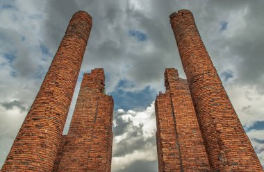 Aytthaya, Tayland, 22 Ağustos 2020: Pagoda 'da Wat Thammikarat' taki Ayutthaya Tayland Tarihi Parkı 'nda eski kırmızı tuğlalardan yapılmış duvar. Seçici odak.