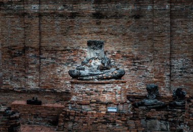 Aytthaya, Tayland, 22 Ağustos 2020: Antik Buda heykeli Ayuthaya ilindeki eski tapınakta hasar gördü. Tayland, Odaklanma ve bulanıklık.