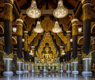 Lampang, Tayland - Sep 04, 2019: Lampang 'da Doi Phra Chan' ın Wat Phra 'daki altın Buda resmi. Tayland 'ın kuzeyinde bir dağın tepesinde bir tapınak. Seçici odak.