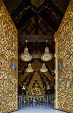 Lampang, Tayland - Sep 04, 2019: Lampang 'daki Doi Phra Chan' ın Altın Buda imgesinin güzel mimari tapınak kapısından bakıyorum. Tayland 'ın kuzeyinde bir dağın tepesinde bir tapınak. Seçici odak.