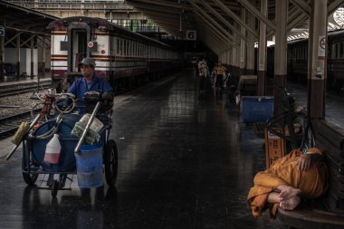 Bangkok, Tayland - 7 Temmuz 2019: Tahta koltuklarda uyuyan bir rahip Hua Lamphong 'un ana tren istasyonunda tren bekliyor..