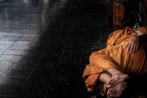 バンコク 7月7 2019 僧侶は木製の椅子で寝ています選択的フォーカス ホアヒンランフォンの主要鉄道駅で提供される領域内の列車を待っています — ストック写真